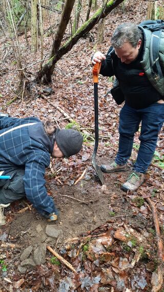 Mikuláš Kroupa asistuje u nálezu jedné z nábojnic. Foto: David Horák 